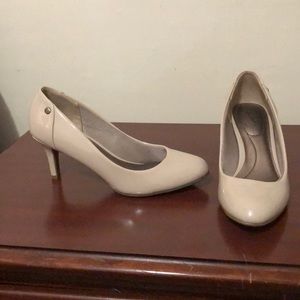 Life stride soft system women’s pumps.
